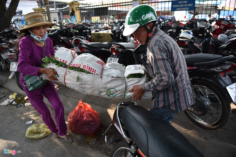 Tàu hỏa, xe khách chật cứng hành khách trở lại thành phố sau nghỉ lễ